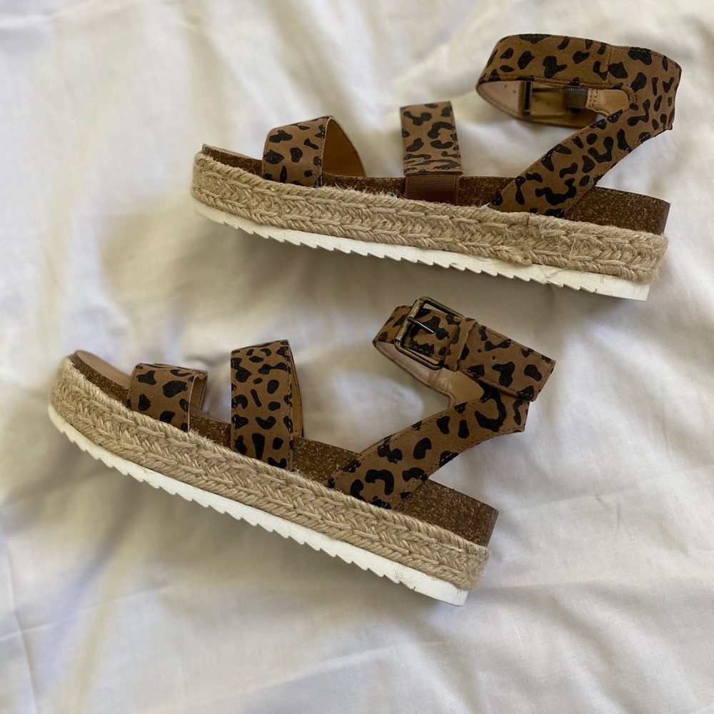 Universal Thread Agnes platform sandal